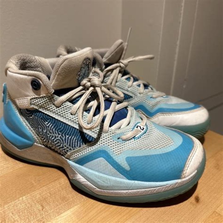 Does Kawhi Leonard have shoes