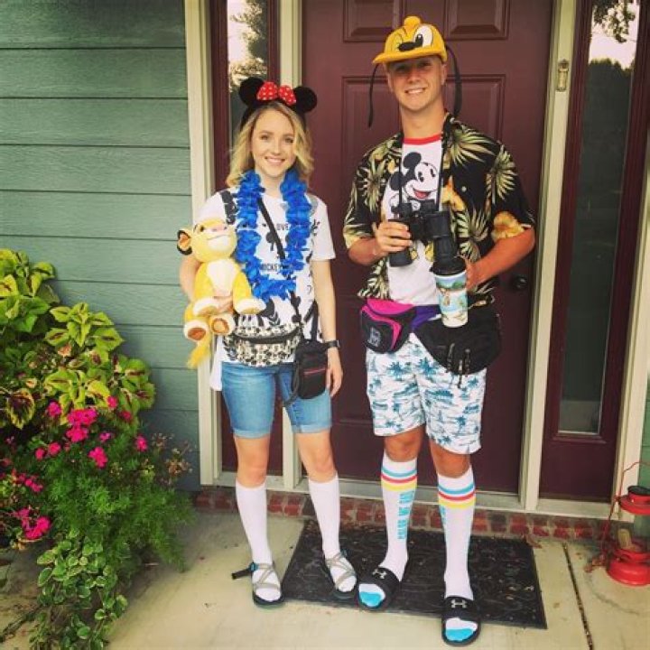 How do you make a tourist costume