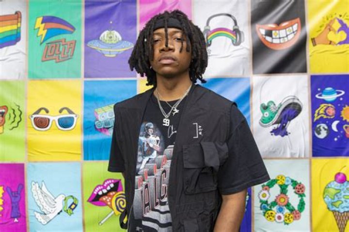 How much does Kenny G make a year