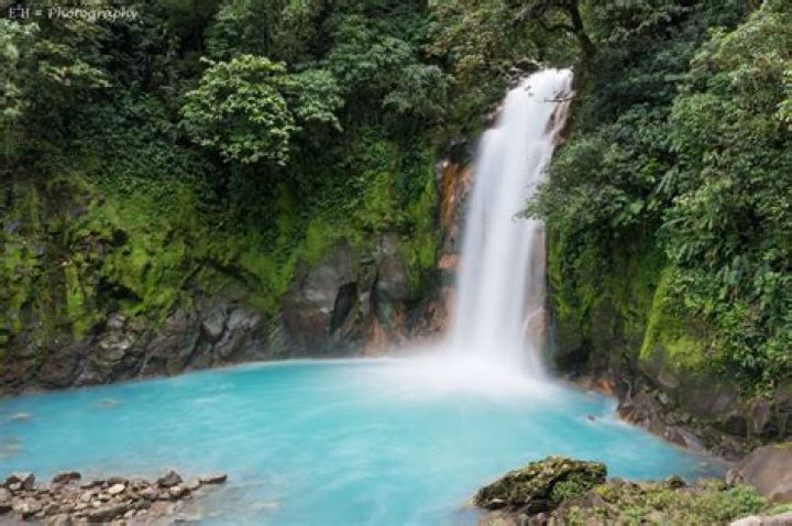 Is Costa Rica surrounded by water