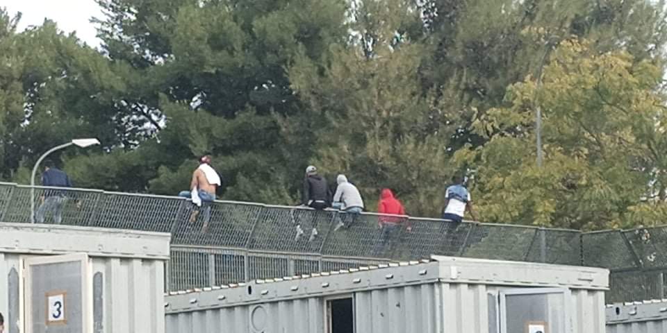 Gefangene protestieren auf dem Dach des Abschiebeknasts auf Sizilien.